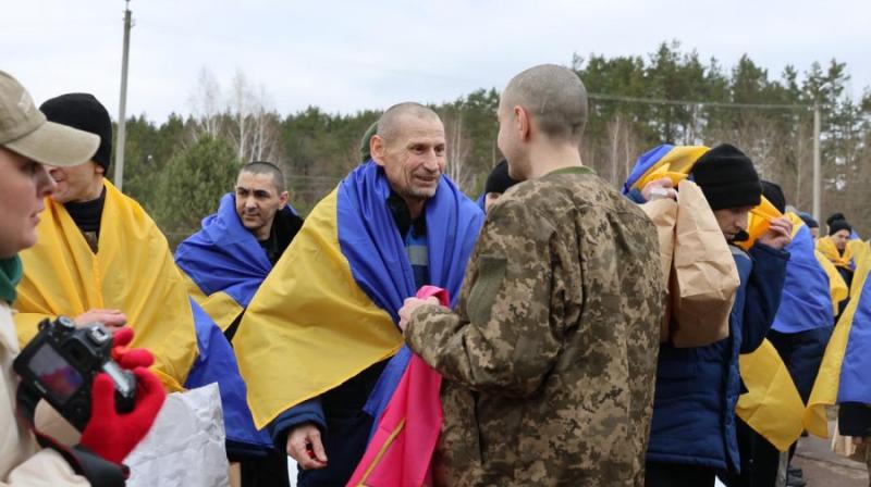 Служба безпеки України продемонструвала відеоматеріали, що ілюструють процес обміну військовополоненими.