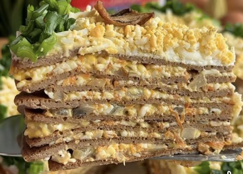 Печінковий торт з грибами: настільки делікатний і смачний, що розпадається на шматочки у роті. Ось рецепт!