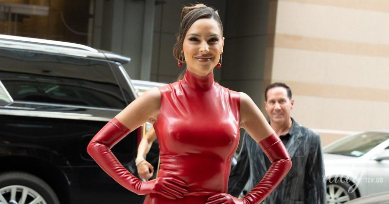 Без нижньої білизни: зірка телевізійного екрану в червоній латексній сукні привернула увагу своїми сосками під час зйомок.