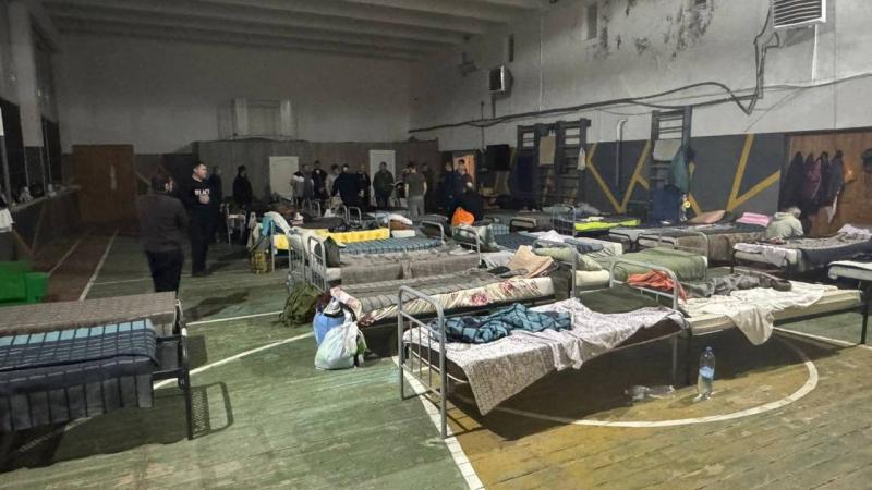 На шістдесят осіб лише три горнятка та вісім тарілок, тому люди вимушені приймати їжу по черзі. ТЦК та СП стали територіями, де панують обмеження (відео).