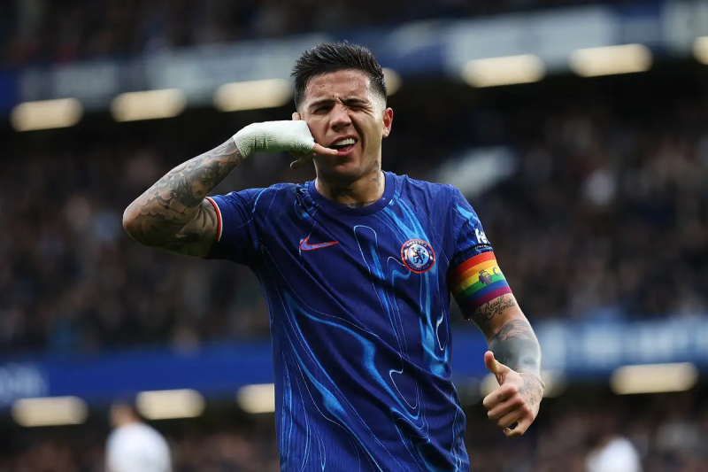 Челсі має намір запропонувати Енцо Фернандесу нову угоду - Футбол 24