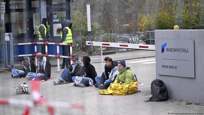 У Берліні активісти зафіксували себе на асфальті перед підприємством Rheinmetall.