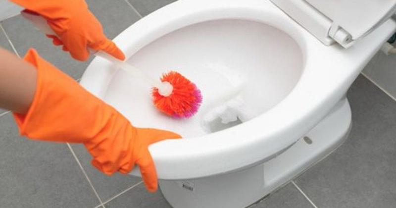 Як очистити унітаз і позбутися застарілого нальоту у ванній: 