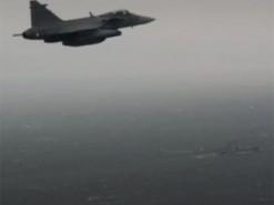 Шведський бойовий літак здійснює спостереження за російським підводним човном, який прямує до Балтійського моря.