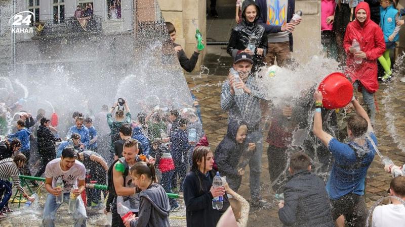 Поливаний понеділок 2026 року - яке це свято, що воно символізує, а також традиції та обряди, пов’язані з його святкуванням.