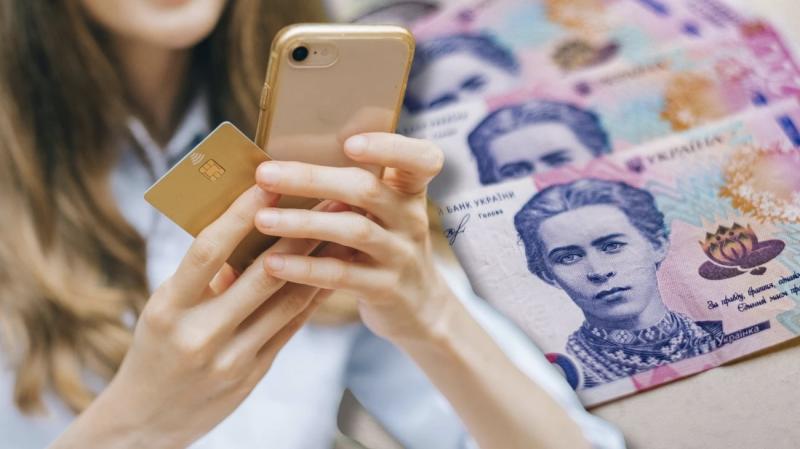 Коли українцям можуть накласти штраф за переведення коштів на картку