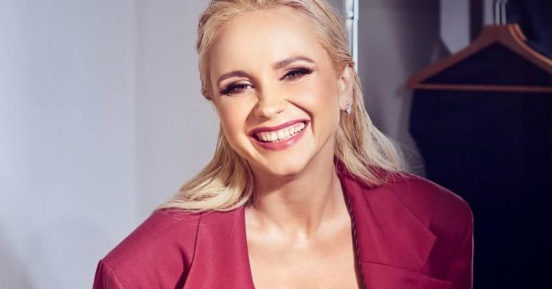 Ребрик у корсетному топі та сітчастих колготках продемонструвала свій бюст - Афіша bigmir)net.