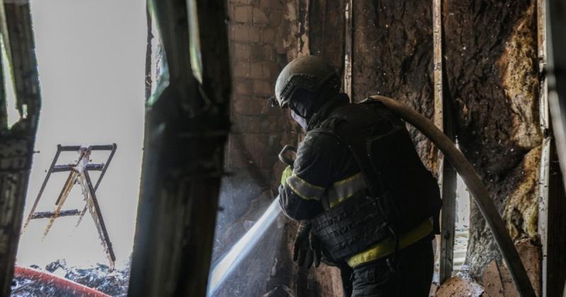 Військові Росії завдали удару по лікарні в Херсоні, внаслідок чого загинув один з медичних працівників, повідомляє місцева влада.