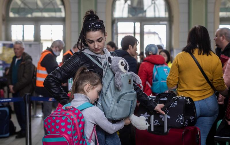 Не лише патріотичні почуття: чому українці все частіше обирають залишитися вдома замість виїзду за кордон.