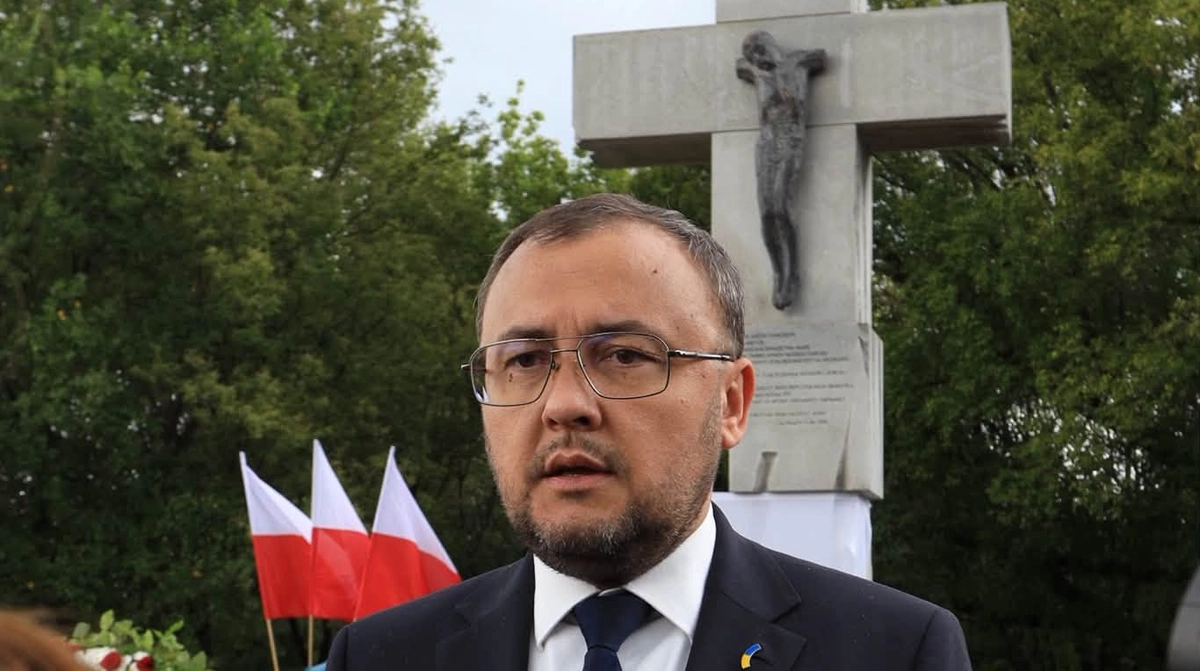 Посол України вшанував пам'ять жертв Волинської трагедії, поклавши квіти біля меморіалу у Варшаві.