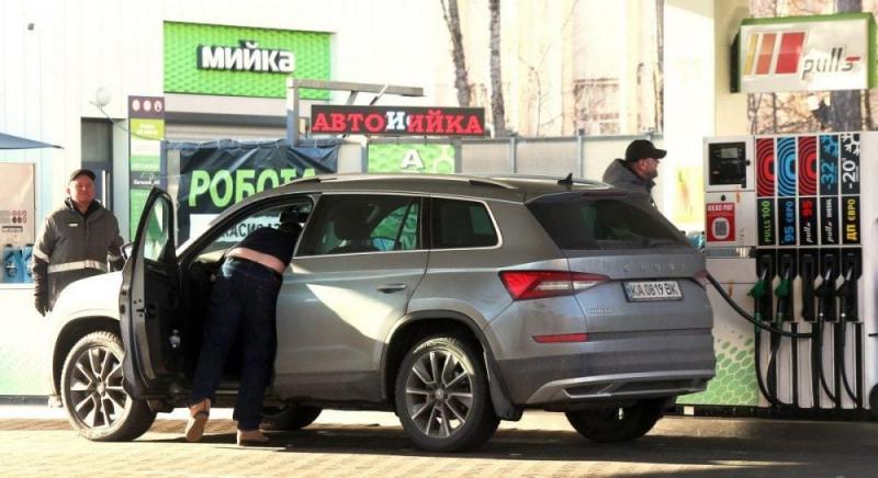 В Україні може спостерігатися зникнення традиційних автозаправних станцій, натомість з'являться невеликі пункти з паливними колонками, - зазначив експерт.
