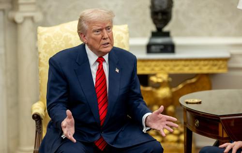 США забезпечать контроль над Ормузькою протокою та здійснюватимуть її охорону, але це не буде безкоштовною послугою, - заявив Трамп.