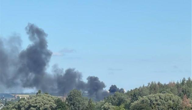 Російські війська здійснили атакування Ізюма, внаслідок чого постраждали троє людей.