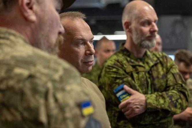Bloomberg: Відставка Сирського дозволила Зеленському запобігти розколу в Україні.