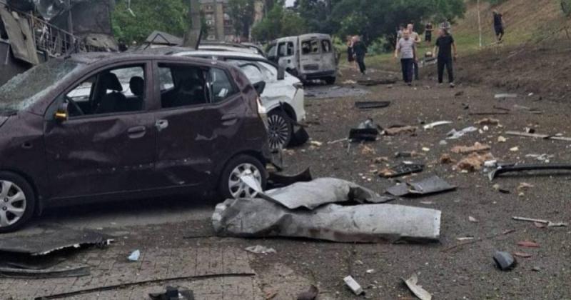 Росія здійснила напад на значний обласний центр: авіаційна бомба вразила територію неподалік торгового комплексу.