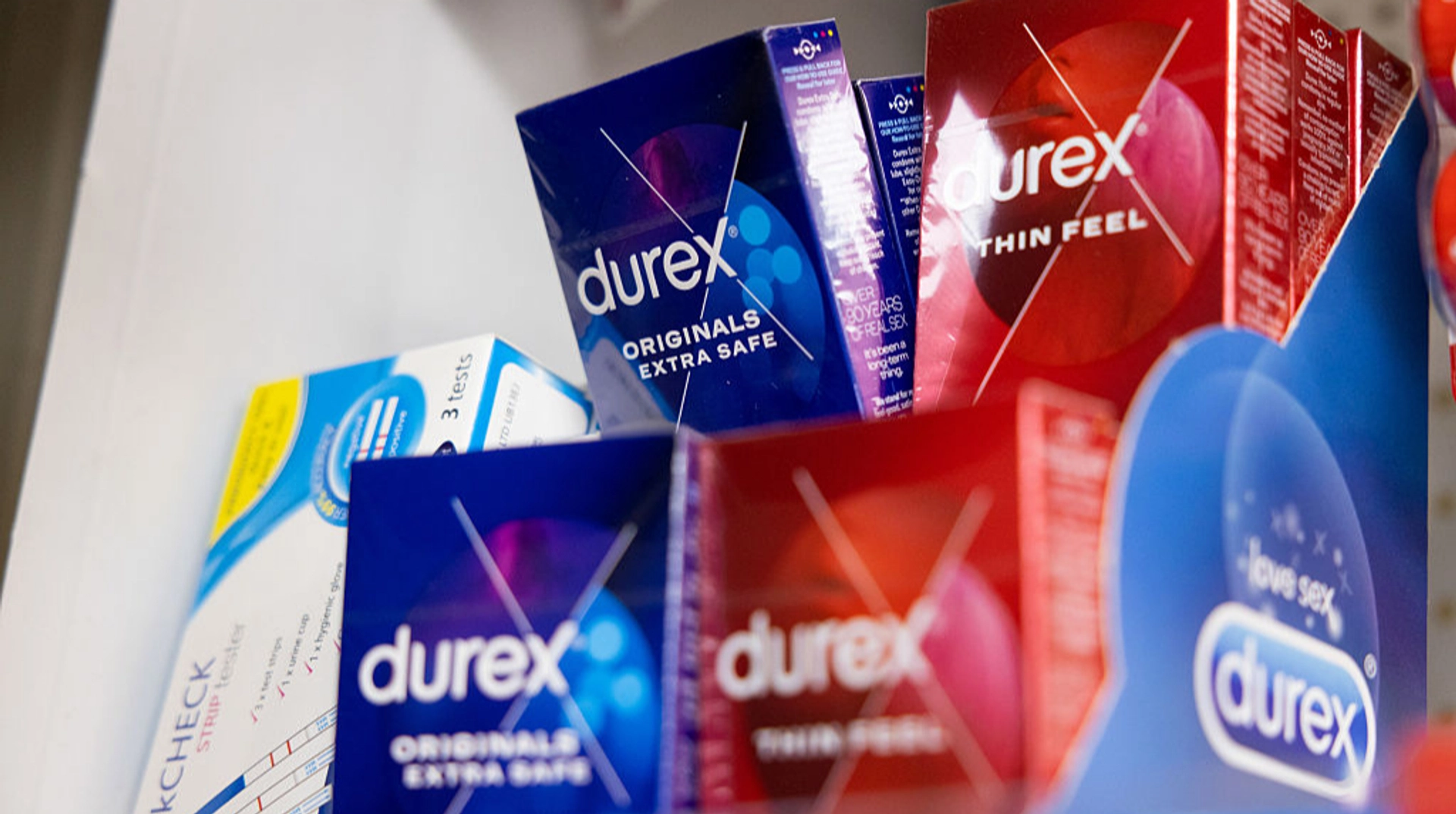 Власник Durex уклав угоду щодо продажу частини свого бізнесу в Росії.
