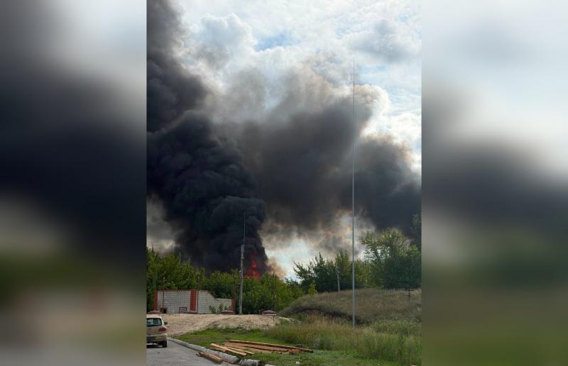 Чотири літаки КАБ завдали удару по Ізюму, що призвело до спалаху вогню на складах.