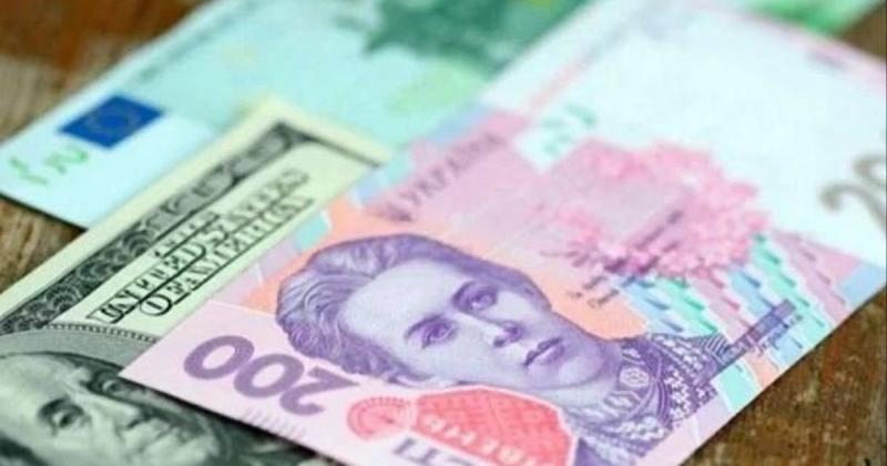 Курс гривні знову почав знижуватися: Національний банк оголосив валютні ставки на вівторок.