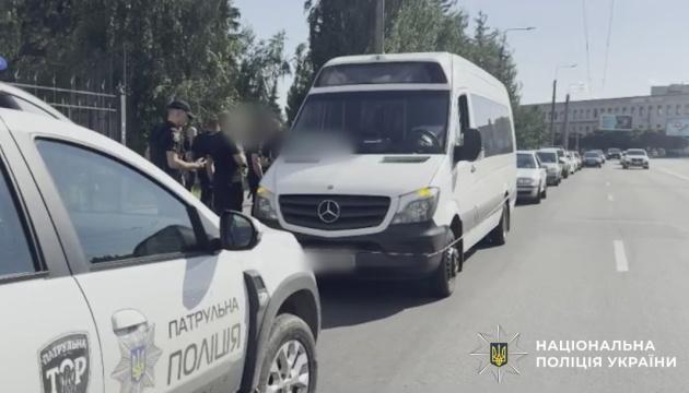 У Кременчуці був затриманий чоловік, якого підозрюють у нанесенні ножових поранень двом пасажирам маршрутного таксі.