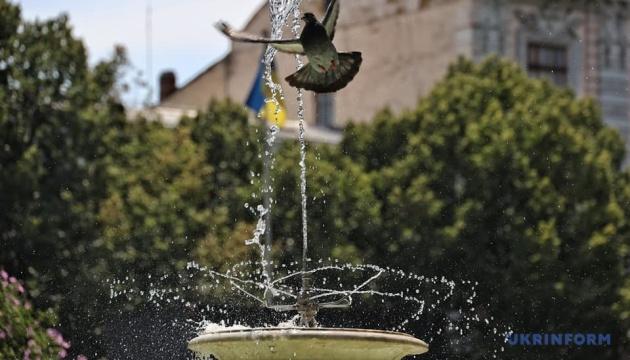 У понеділок в окремих районах можуть спостерігатися короткострокові дощі та грози, а температура вдень підніметься до +29°.