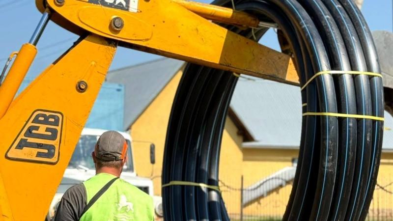 Село стикалося з проблемою втрати 70% води. У Стрийському районі триває процес заміни застарілих чавунних труб на сучасні поліетиленові.