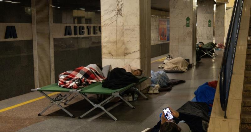 Жовтий і червоний рівні загрози, а також коригування графіку роботи метро. Зеленський оголосив про нові заходи реагування на агресію Росії.
