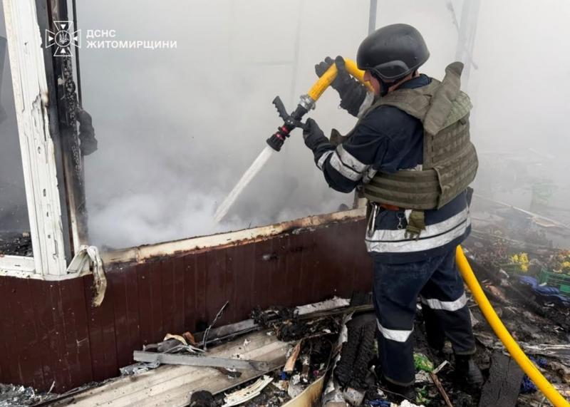 У Житомирській області російські війська атакували підприємство, автозаправну станцію та магазин, внаслідок чого є жертви.