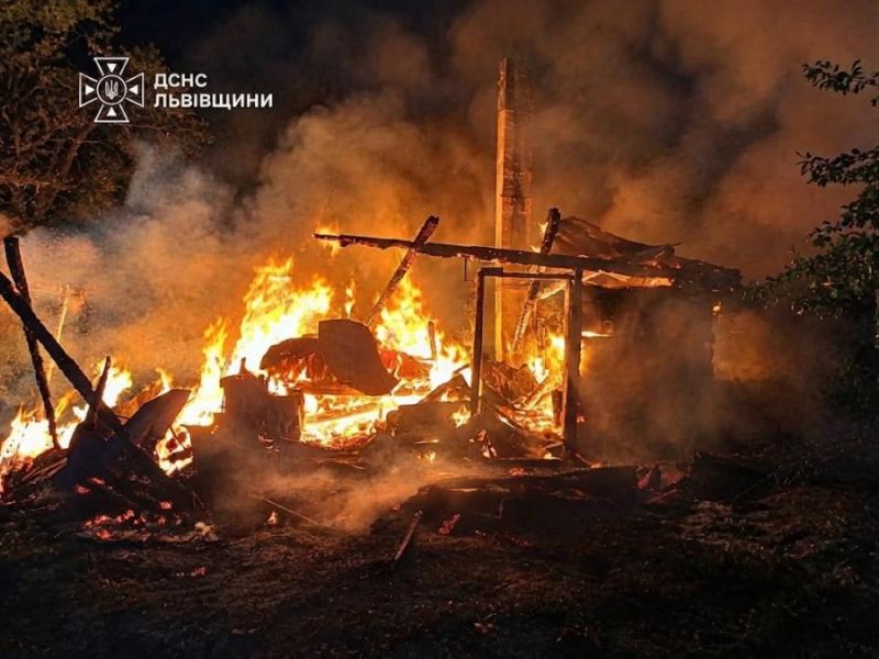 У Самбірському районі сталася пожежа, внаслідок якої знищено житловий будинок, загинув 68-річний чоловік.