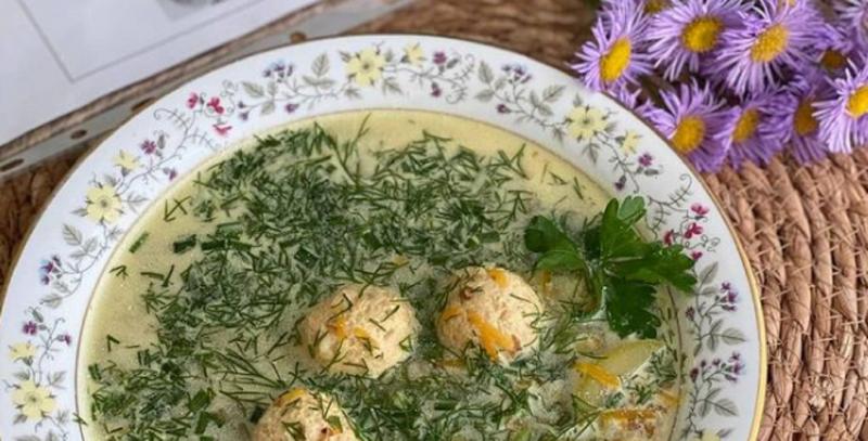Унікальний рецепт курячого супу з рисом: ключовий трюк для отримання соковитої курятини.