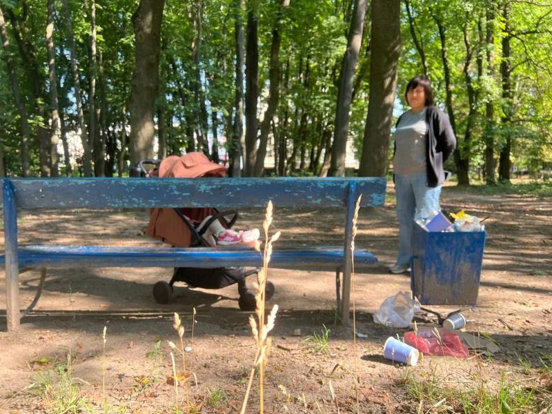 Парк Ющенка занурений у відходи: переповнені смітники залишаються без уваги - 20 хвилин.