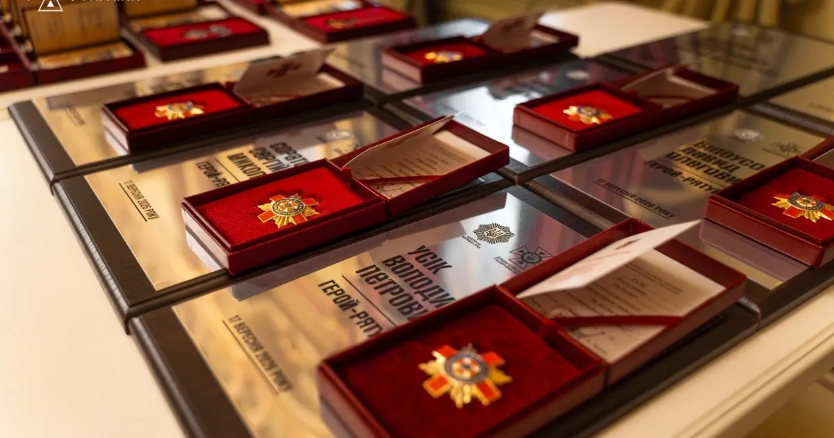 В Україні з великим урочистістю відзначили День рятівника: вшанування нагородами, спеціальне погашення марки та встановлення нових пам'ятних знаків.