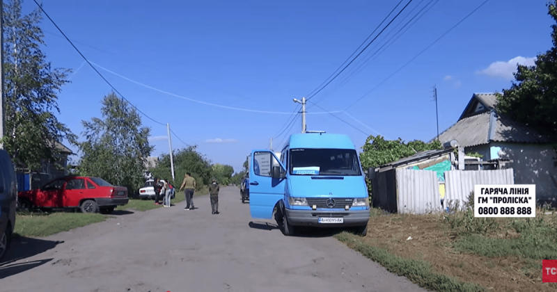 Тринадцять дітей і вантажівка з речами: родини змушені залишати свої домівки під час обстрілів в ще одній області України.