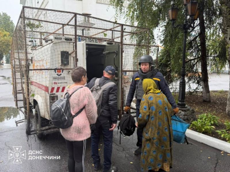 З небезпечного Святогірська вдалося евакуювати ще п'ять осіб - Новини Донбасу.