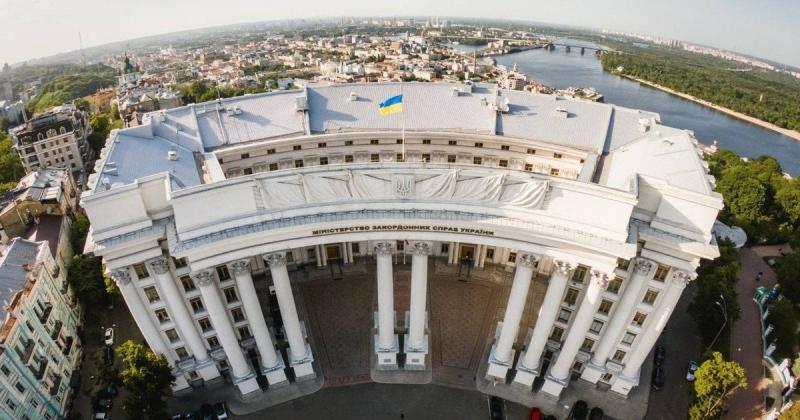 У Міністерстві закордонних справ відреагували на інформацію щодо ймовірного від'їзду посольств з Києва.
