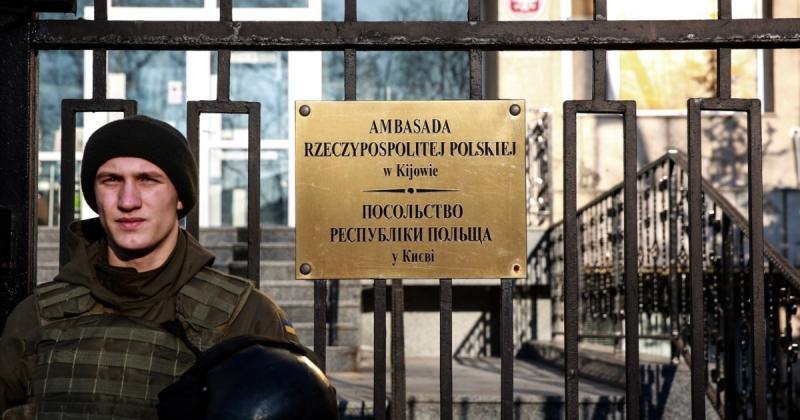 Посольство Польщі не має наміру коригувати свій графік роботи у зв'язку з погрозами з боку Російської Федерації, повідомляє Міністерство закордонних справ.